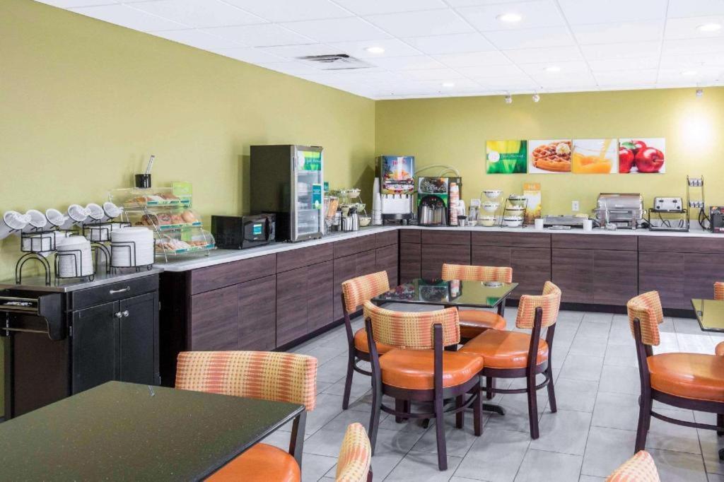 Quality Inn & Suites Arnold - St Louis Экстерьер фото